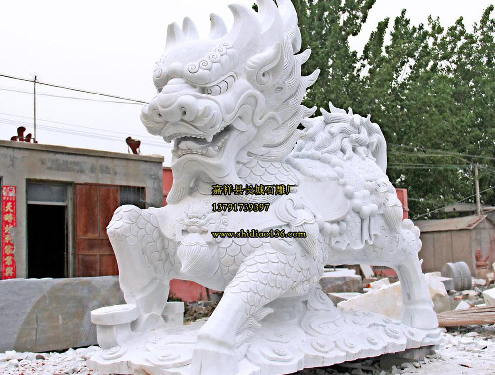 石雕麒麟之漢白玉麒麟雕刻，麒麟是吉祥瑞獸，在風(fēng)水中有著很好的寓意。