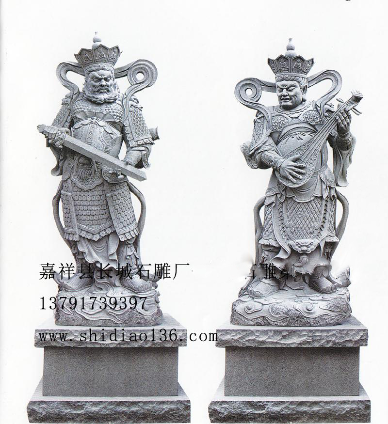 除了以上手法表現(xiàn)四大天王不同精神面貌外，四大天王雕刻的時(shí)候，還分別通過四大天王手里拿著不同的道具來表現(xiàn)，因?yàn)榈谰咭彩鞘竦幕颈憩F(xiàn)手法之一。
