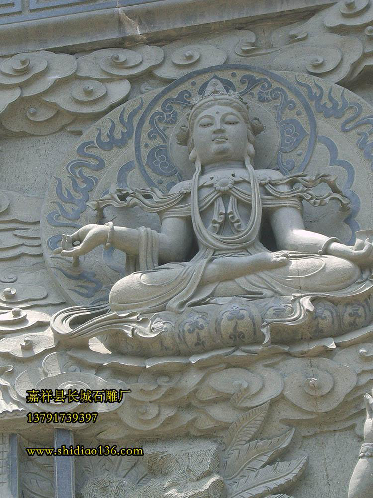 浮雕佛像造型釋迦牟尼作為佛教創(chuàng)始人，人們雕刻的佛像，“千佛一面”都以他為標(biāo)準(zhǔn)，數(shù)量最多。肉髻凸出、飾波發(fā)、面容圓潤，雙目微啟、表情莊重、和藹、淡泊，還有一絲不易察覺的笑意，給人以撫慰關(guān)懷的親切之感。著通肩袈裟，手施與愿、無畏印，以及其概括的整體造型與變化多端的鏨刻手法，結(jié)合傳統(tǒng)的點(diǎn)擊工法，使得作品臉、手、衣、帶乃至云、花、座在不同肌理效果的對比中呈現(xiàn)出既豐富多彩又高度統(tǒng)一的嶄新面貌。